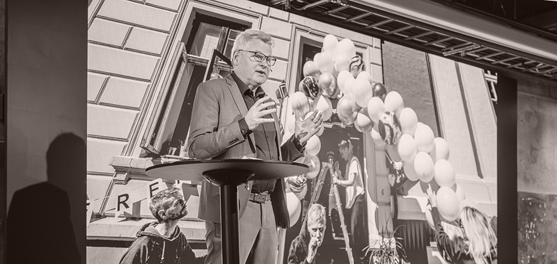 Bilde i sort-hvitt fra ruskonferansen "Alle kan gjøre litt" i Bergen i 2024. Fotograf Morten Hvaal