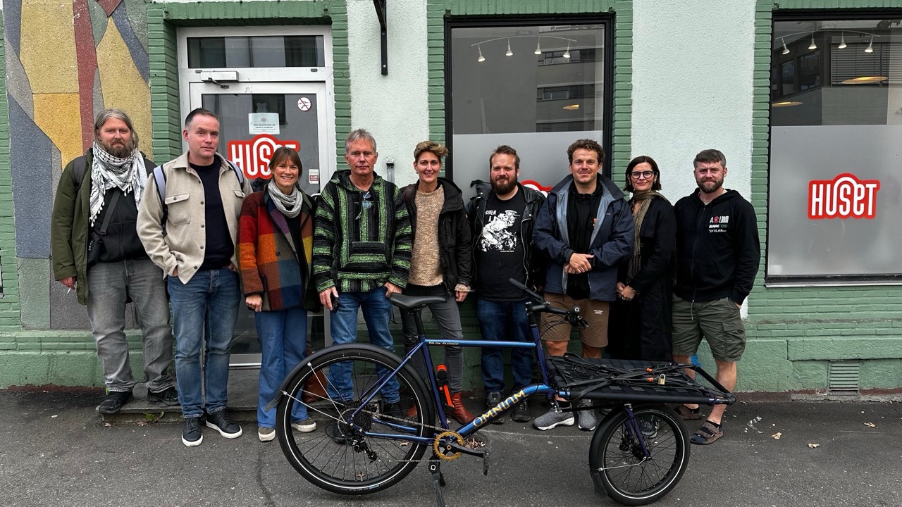 Gruppe foran HUSET Oslo-bygning med lastesykkel.